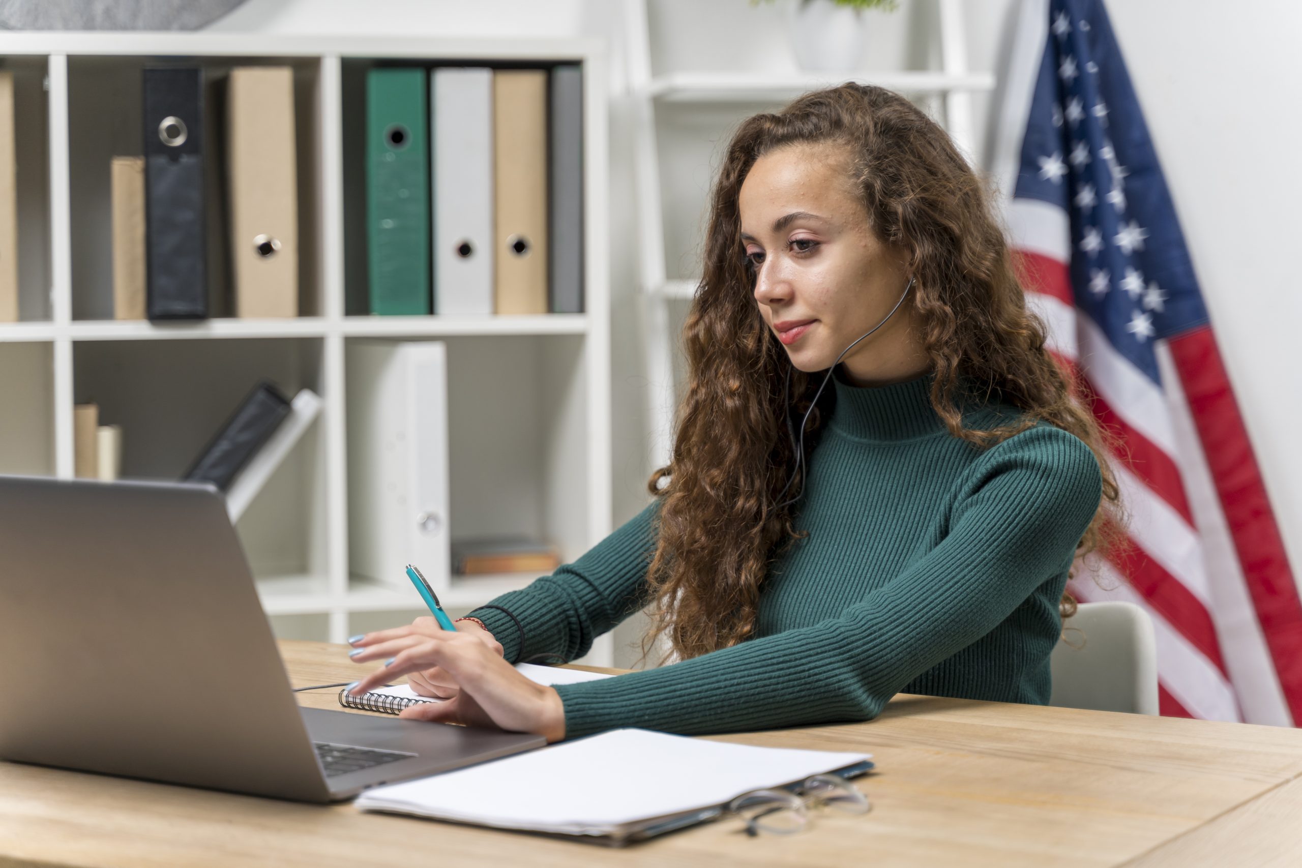 medium-shot-girl-with-headphones-laptop-indoors-1