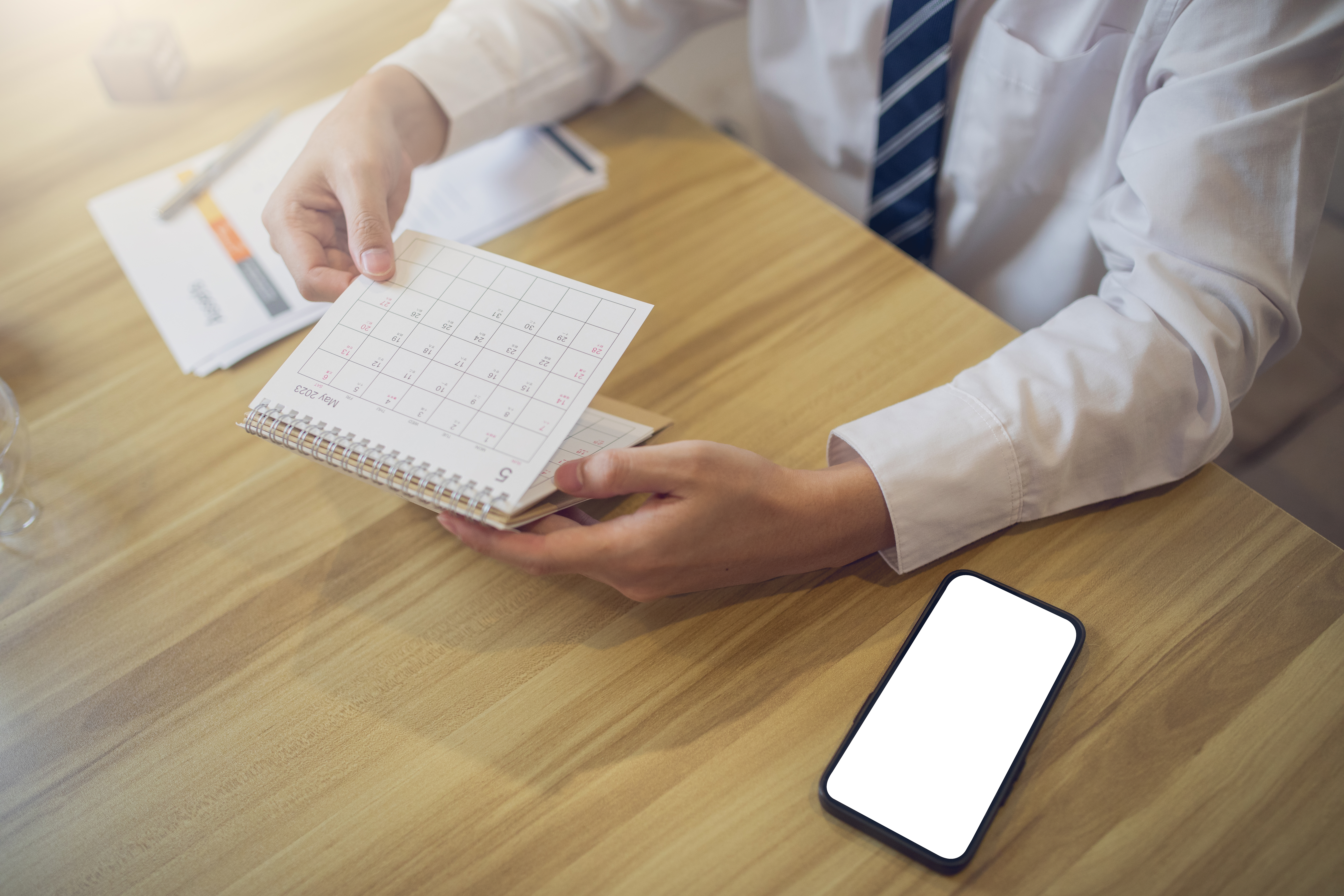 professional-white-shirt-scheduling-diary-with-smartphone-with-screen-mockup-desk