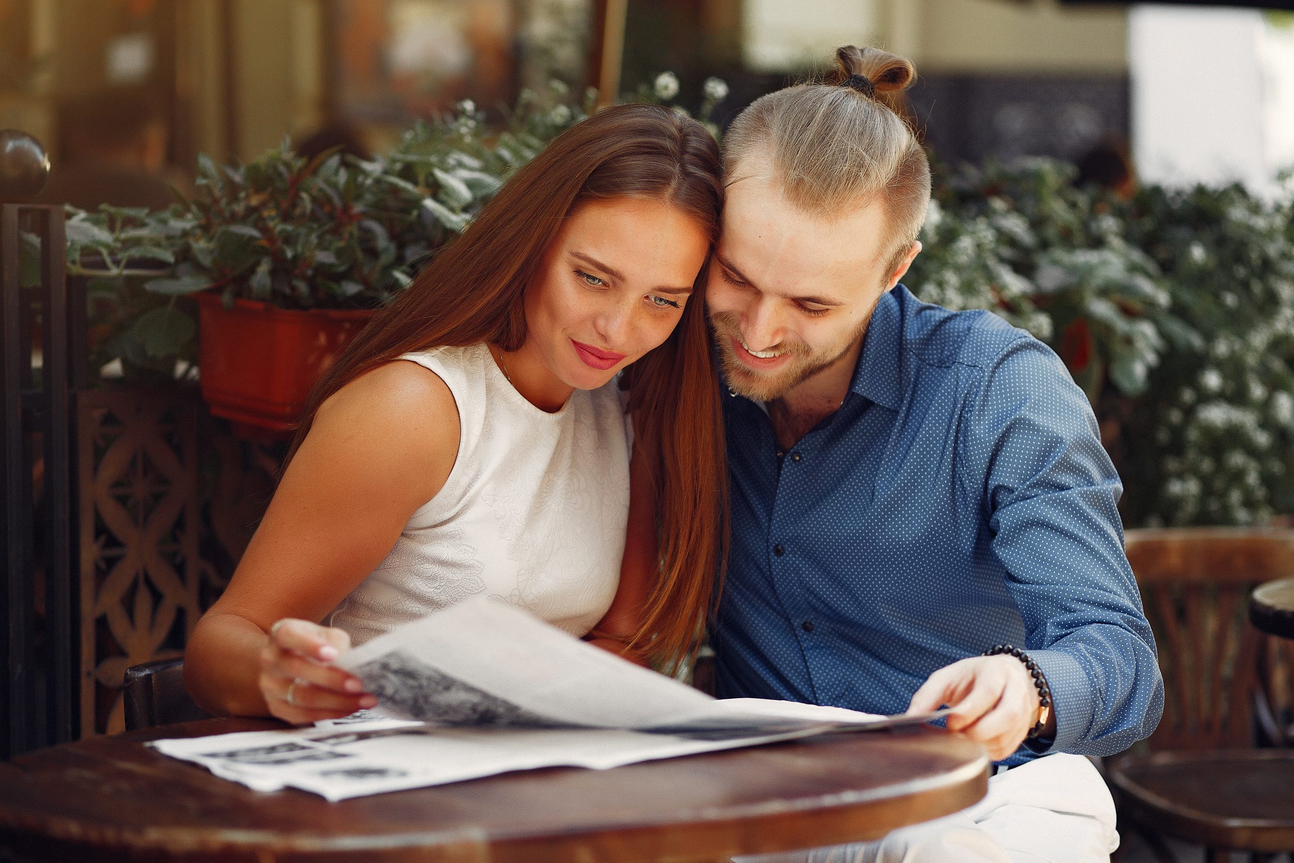 beautiful-couple-spend-time-summer-city